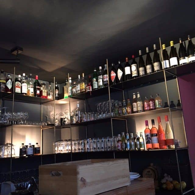Die Bar mit Flaschenregal