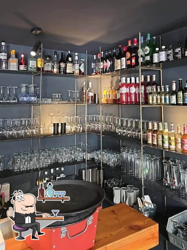 Regal hinter der Bar mit Flaschen und Gläsern