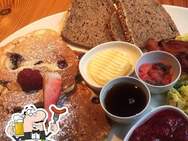 Großer Frühstücksteller mit Rührei, Bacon, Brot und Marmelade