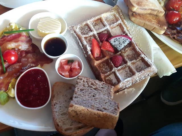 Belgische Waffel mit Bacon, Früchten und Ahornsirup